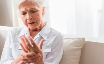  Le mani gonfie possono rappresentare un vero problema perché diminuisce la nostra capacità di afferrare gli oggetti o il corrimano quando saliamo le scale.